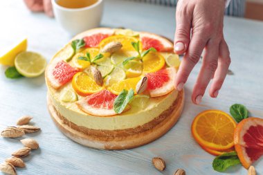 Greyfurt, portakal, limon ve limon fındık ve nane ile çiğ narenciye kek. Sağlıklı taze yaz vegan tatlı