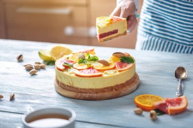 Greyfurt, portakal, limon ve limon ile çiğ narenciye kek bir parça. Sağlıklı taze yaz tatlısı. Ev yapımı vegan gıda
