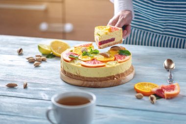 Greyfurt, portakal, limon ve limon ile çiğ narenciye kek bir parça. Sağlıklı taze yaz tatlısı. Ev yapımı vegan gıda