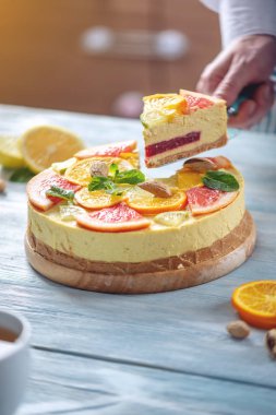 Greyfurt, portakal, limon ve limon ile çiğ narenciye kek bir parça. Sağlıklı taze yaz tatlısı. Ev yapımı vegan gıda