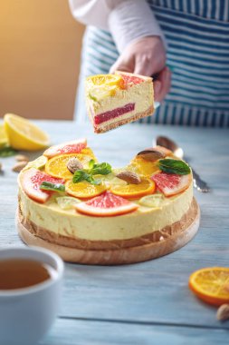 Greyfurt, portakal, limon ve limon ile çiğ narenciye kek bir parça. Sağlıklı taze yaz tatlısı. Ev yapımı vegan gıda