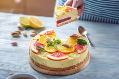 Greyfurt, portakal, limon ve limon ile çiğ narenciye kek bir parça. Sağlıklı taze yaz tatlısı. Ev yapımı vegan gıda