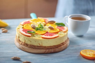 Greyfurt, portakal, limon ve limon fındık ve nane ile çiğ narenciye kek. Taze yaz tatlısı. Glutensiz vegan gıda