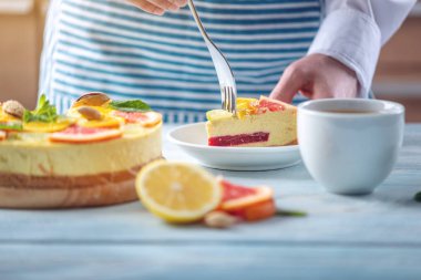 Greyfurt, portakal, limon ve limon ile çiğ narenciye kek bir parça. Taze yaz tatlısı. Glutensiz vegan gıda