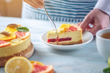 Greyfurt, portakal, limon ve limon ile çiğ narenciye kek parçası. Evde sağlıklı yaz vegan tatlı pişirme