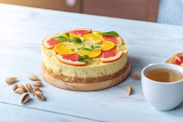 Greyfurt, portakal, limon ve limon ile ham narenciye kek. Sağlıklı taze yaz tatlısı. Glutensiz, pişirme vegan gıda