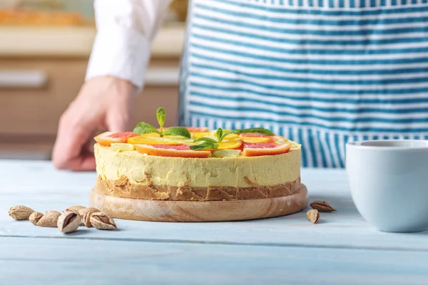 Greyfurt, portakal, limon ve limon ile ham narenciye kek. Sağlıklı taze yaz tatlısı. Glutensiz, pişirme vegan gıda