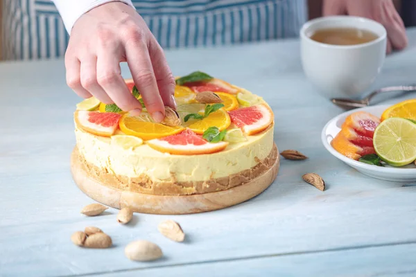 Greyfurt, portakal, limon ve limon ile ham narenciye kek. Sağlıklı taze yaz tatlısı. Glutensiz, pişirme vegan gıda