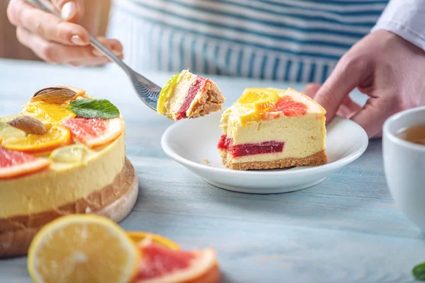 Greyfurt, portakal, limon ve limon ile çiğ narenciye kek parçası. Evde sağlıklı yaz vegan tatlı pişirme — Stok fotoğraf