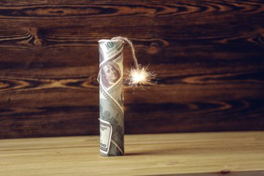 Dinamit gibi para bombası, yanan bir fünyeile yüz dolarlık banknotlar. Finansal kriz kavramı