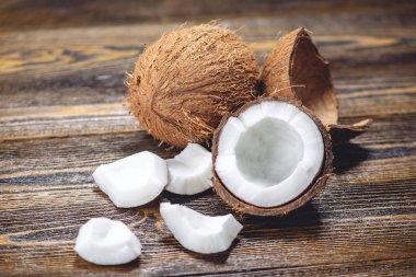 Ahşap arka plan üzerinde beyaz hamuru ile açık hindistan cevizi. Kozmetikte yaygın olarak kullanılan organik sağlıklı vegan ürün