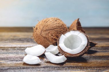 Ahşap arka plan üzerinde beyaz hamuru ile açık hindistan cevizi. Kozmetikte yaygın olarak kullanılan organik sağlıklı vegan ürün