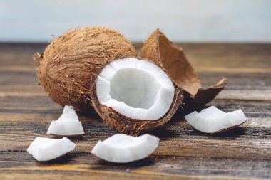 Ahşap arka plan üzerinde beyaz hamuru ile açık hindistan cevizi. Kozmetikte yaygın olarak kullanılan organik sağlıklı vegan ürün