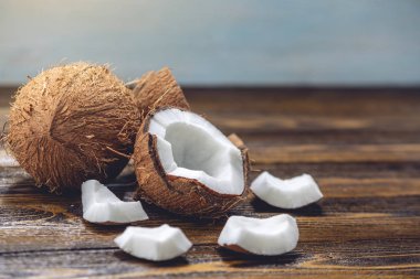 Ahşap arka plan üzerinde beyaz hamuru ile açık hindistan cevizi. Kozmetikte yaygın olarak kullanılan organik sağlıklı vegan ürün