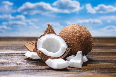 Ahşap arka plan üzerinde beyaz hamuru ile açık hindistan cevizi. Kozmetikte yaygın olarak kullanılan organik sağlıklı diyet ürünü