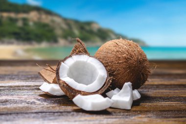 Ahşap arka plan üzerinde beyaz hamuru ile açık hindistan cevizi. Kozmetikte yaygın olarak kullanılan organik sağlıklı diyet ürünü