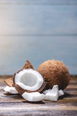 Ahşap arka plan üzerinde beyaz hamuru ile açık hindistan cevizi. Organik sağlıklı diyet vegan ürün yaygın kozmetik kullanılan