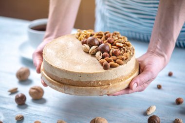 Ceviz, badem, fındık tepesi ile Nutty cheesecake. Mavi önlük süslenmiş ev yapımı tatlı şekerleme.