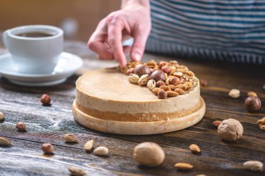 Ceviz, badem, fındık tepesi ile Nutty cheesecake. Mavi önlük süslenmiş ev yapımı tatlı şekerleme.