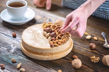 Ceviz, badem, fındık tepesi ile Nutty cheesecake. Mavi önlük süslenmiş ev yapımı tatlı şekerleme.