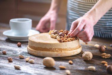 Koyu ahşap arka plan üzerinde ceviz, badem, fındık ile süslenmiş çiğ fındık kek. Glutensiz ve şekersiz gıda