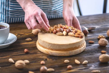 Ceviz, badem, fındık tepesi ile Nutty cheesecake. Mavi önlük süslenmiş ev yapımı tatlı şekerleme.