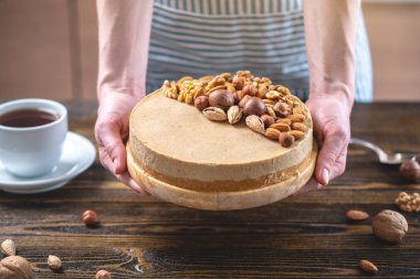 Ceviz, badem, fındık tepesi ile Nutty cheesecake. Mavi önlük süslenmiş ev yapımı tatlı şekerleme.