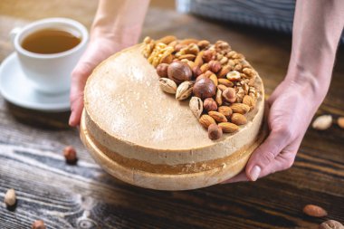 Ceviz, badem, fındık tepesi ile Nutty cheesecake. Mavi önlük süslenmiş ev yapımı tatlı şekerleme.