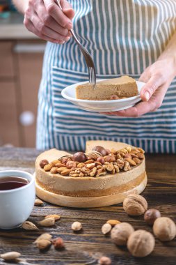 Mavi ahşap arka plan üzerinde çiğ fındık kek parçası. Sağlıklı taze yaz vegan tatlısı. Glutensiz ve şekersiz gıda