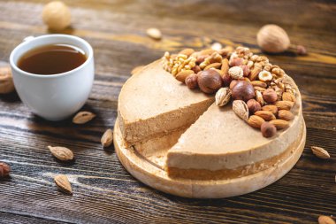 Koyu ahşap arka plan üzerinde ceviz, badem, fındık ile süslenmiş çiğ fındık kek. Glutensiz ve şekersiz ürün