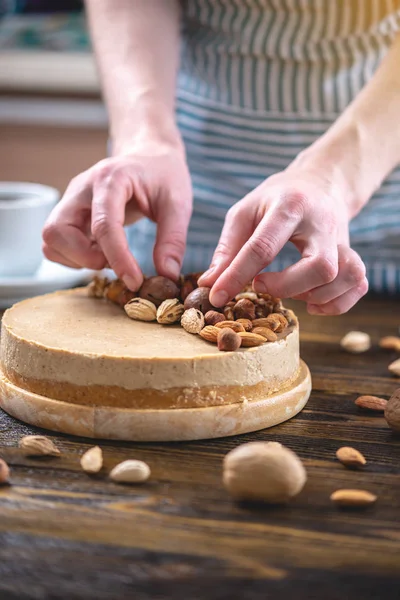Ceviz, badem, fındık tepesi ile Nutty cheesecake. Mavi önlük süslenmiş ev yapımı tatlı şekerleme.