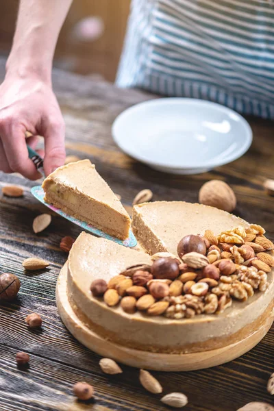 Mavi ahşap arka plan üzerinde çiğ fındık kek parçası. Sağlıklı taze yaz vegan tatlısı. Glutensiz ve şekersiz gıda