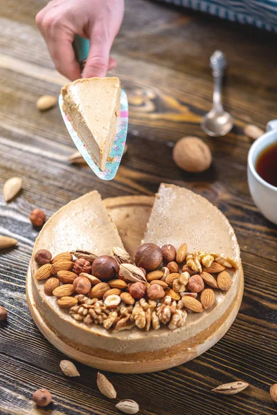 Mavi ahşap arka plan üzerinde çiğ fındık kek parçası. Sağlıklı taze yaz vegan tatlısı. Glutensiz ve şekersiz gıda