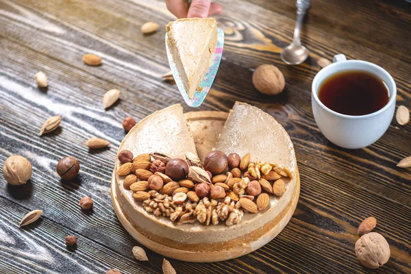 Mavi ahşap arka plan üzerinde çiğ fındık kek parçası. Sağlıklı taze yaz vegan tatlısı. Glutensiz ve şekersiz gıda