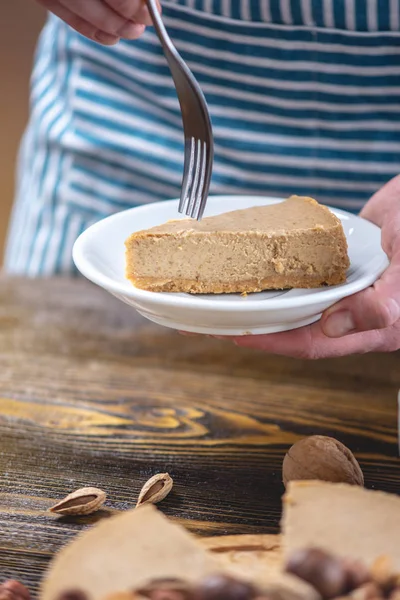 Mavi ahşap arka plan üzerinde çiğ fındık kek parçası. Sağlıklı taze yaz vegan tatlısı. Glutensiz ve şekersiz gıda