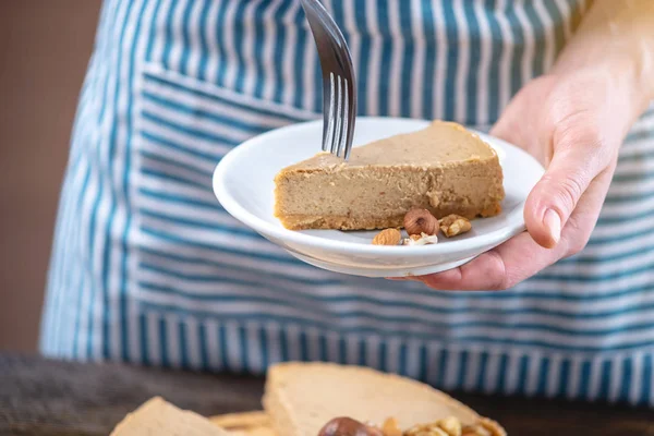 Mavi ahşap arka plan üzerinde çiğ fındık kek parçası. Sağlıklı taze yaz vegan tatlısı. Glutensiz ve şekersiz gıda