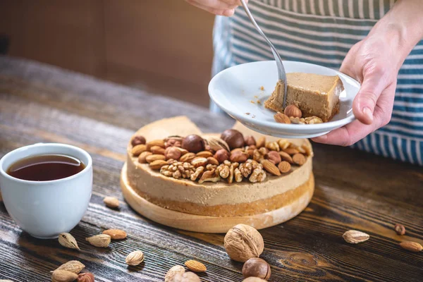 Mavi ahşap arka plan üzerinde çiğ fındık kek parçası. Sağlıklı taze yaz vegan tatlısı. Glutensiz ve şekersiz gıda