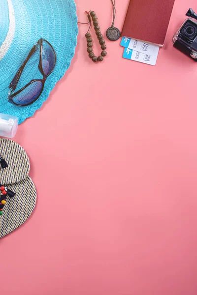 Material de viaje: sombrero, gafas de sol, pasaporte sobre fondo rosa. Concepto de ir de vacaciones en el mar. Vista superior —  Fotos de Stock