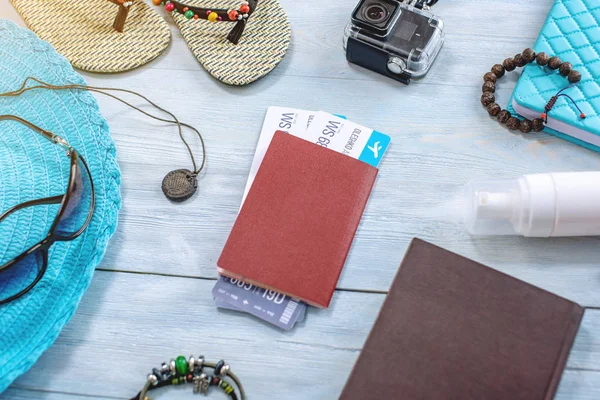 여행 휴가 용품 : 모자, 선글라스, 플립 플롭, 파란색 배경에 여권. 바다로 여행을 가는. 플랫 레이 — 스톡 사진