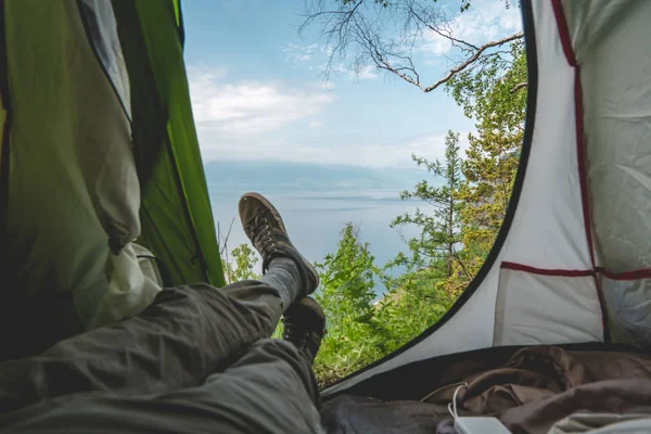 Vista desde la tienda en el lago Baikal entre los pinos de la colina. Recreación en los hermosos lugares del planeta . — Foto de Stock