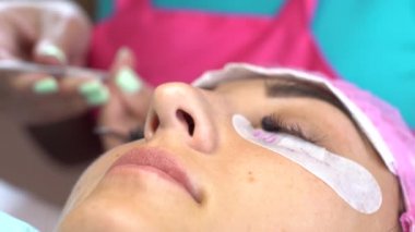 Güzellik salonunda kadın üstadı müşteriye kirpik uzatma üzerinde çalışıyor. Güzellik hizmetleri alanında uzmanım.