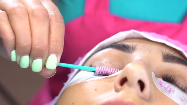 美容院的女主任医师致力于向客户推广睫毛。美容服务领域的专业 — 图库视频影像