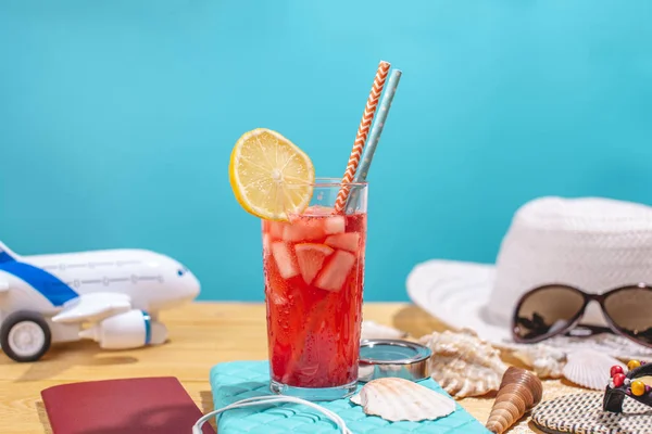 Un vaso de bebida de limonada roja con limón y paja sobre la mesa. Accesorios para el verano Vacaciones soleadas en el resort — Foto de Stock
