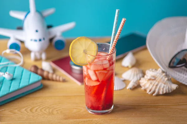 Vaso de bebida de limonada roja con limón y fruta y paja sobre la mesa. Concepto de verano Vacaciones soleadas en el resort — Foto de Stock