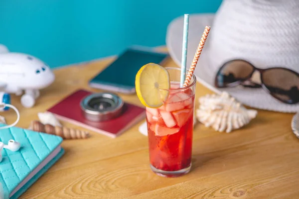Vaso de bebida de limonada roja con limón y fruta y paja sobre la mesa. Concepto de verano Vacaciones soleadas en el resort — Foto de Stock