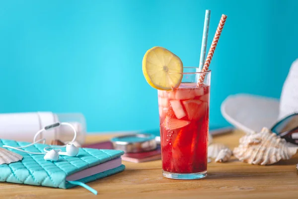 Vaso de bebida de limonada roja con limón y fruta y paja sobre la mesa. Concepto de verano Vacaciones soleadas en el resort — Foto de Stock