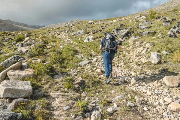 Muž Turistika s batohem během výstupu na vrchol v létě. Koncept trekking výlety a aktivní život s přírodou — Stock fotografie