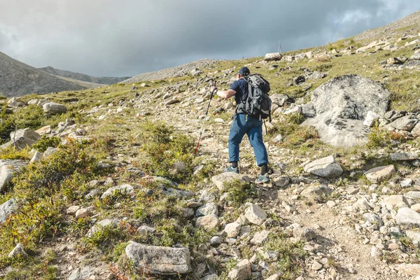 Muž Turistika s batohem během výstupu na vrchol v létě. Koncept trekking výlety a aktivní život s přírodou — Stock fotografie