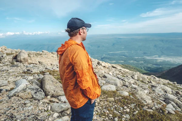 Man wandert beim Aufstieg zum Gipfel vor dem Hintergrund einer wunderschönen Berglandschaft. Konzept Trekking-Touren — Stockfoto