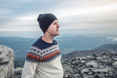 İnsan yürüyüşçüsü dağın zirvesinde duran manzaraya hayran kalmaktadır. Hedef başarı ve aktif yaşam